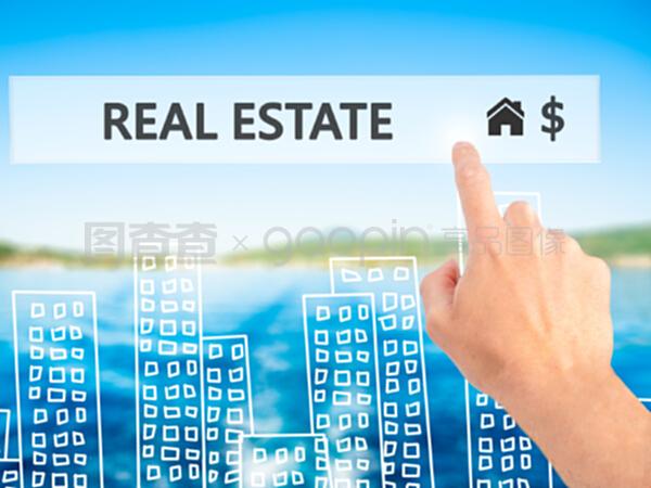 房地產(chǎn)經(jīng)紀(jì)人按下虛擬屏幕上的按鈕